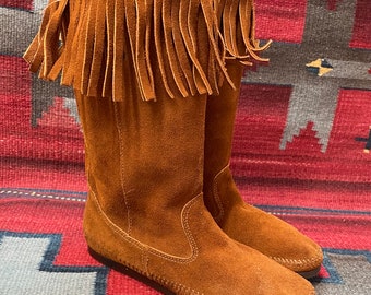Vintage Minnetonka Ladies size 8 Suede Tall Fringe Moccasins Boots with Snaps broken-in