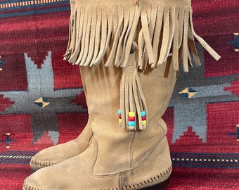 Vintage Minnetonka Ladies size 6 Beige Suede Fringe Moccasins Boots Removable Beads Attachment