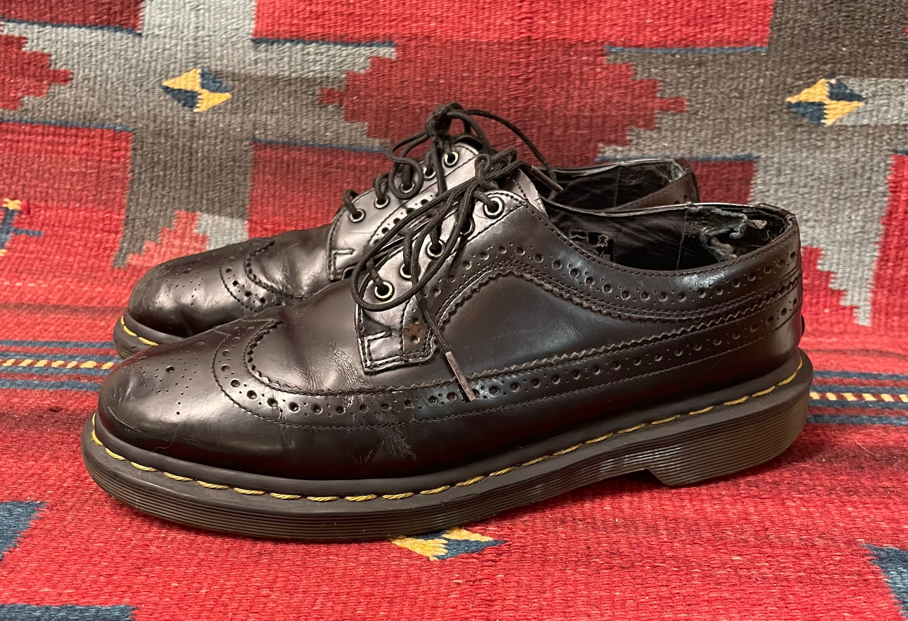 Dr. Martens ブラック レザーシューズ 10 US Broken-in and Distressed Dr. Martens Smooth Black Leather