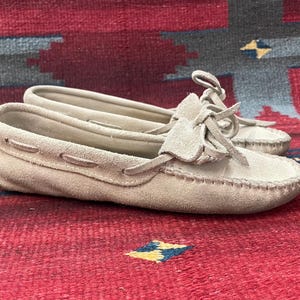 80’s / 90’s Vintage Oatmeal Suede Ladies Minnetonka size 8 Driving Mocs Moccasins Comfort Loafers Made in USA