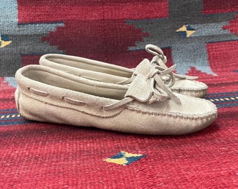 80’s / 90’s Vintage Oatmeal Suede Ladies Minnetonka size 8 Driving Mocs Moccasins Comfort Loafers Made in USA