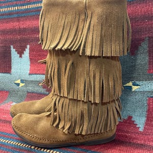 Vintage Minnetonka Ladies size 7 Suede 3 Layer Fringe Moccasins boots