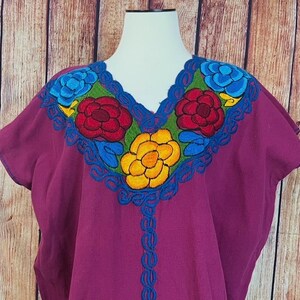 Vintage levendige frambozenjurk met geborduurde bloemen, één maat