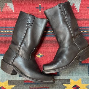 Vintage Santa Fe Boot Co. Inslitna svarta läderstövlar med fyrkantig tå och dragkedja i sidan. Campus-stövlar, herrstorlek 8,5 D (damstorlek 10).