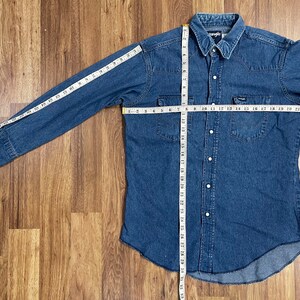 Vintage Wrangler blå denimskjorta med sliten och trasig pärltryckknapp, western cowboyskjorta, herrstorlek L 16,5 x 33, tillverkad i USA bild 4