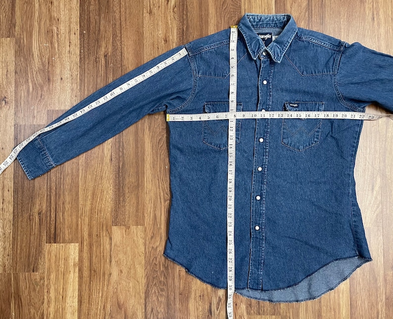 Vintage Wrangler blå denimskjorta med sliten och trasig pärltryckknapp, western cowboyskjorta, herrstorlek L 16,5 x 33, tillverkad i USA bild 4