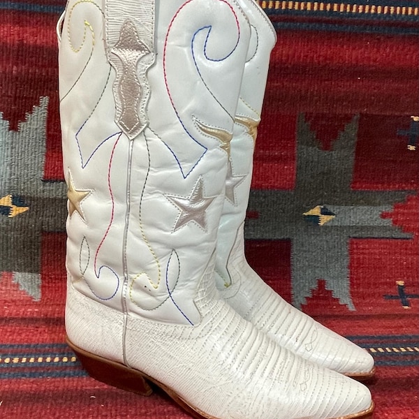 Elegante weiße Lederstiefel aus den 1980er Jahren mit metallischen Sternen, Stierkopf-Einsätzen und Regenbogen-Ziernähten im Vintage-Western-Cowgirl-Stil, Damengröße 8