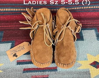 Mocassini vintage da donna Taos, taglia US 5 - 5.5 (?), in pelle scamosciata con frange e suola morbida.