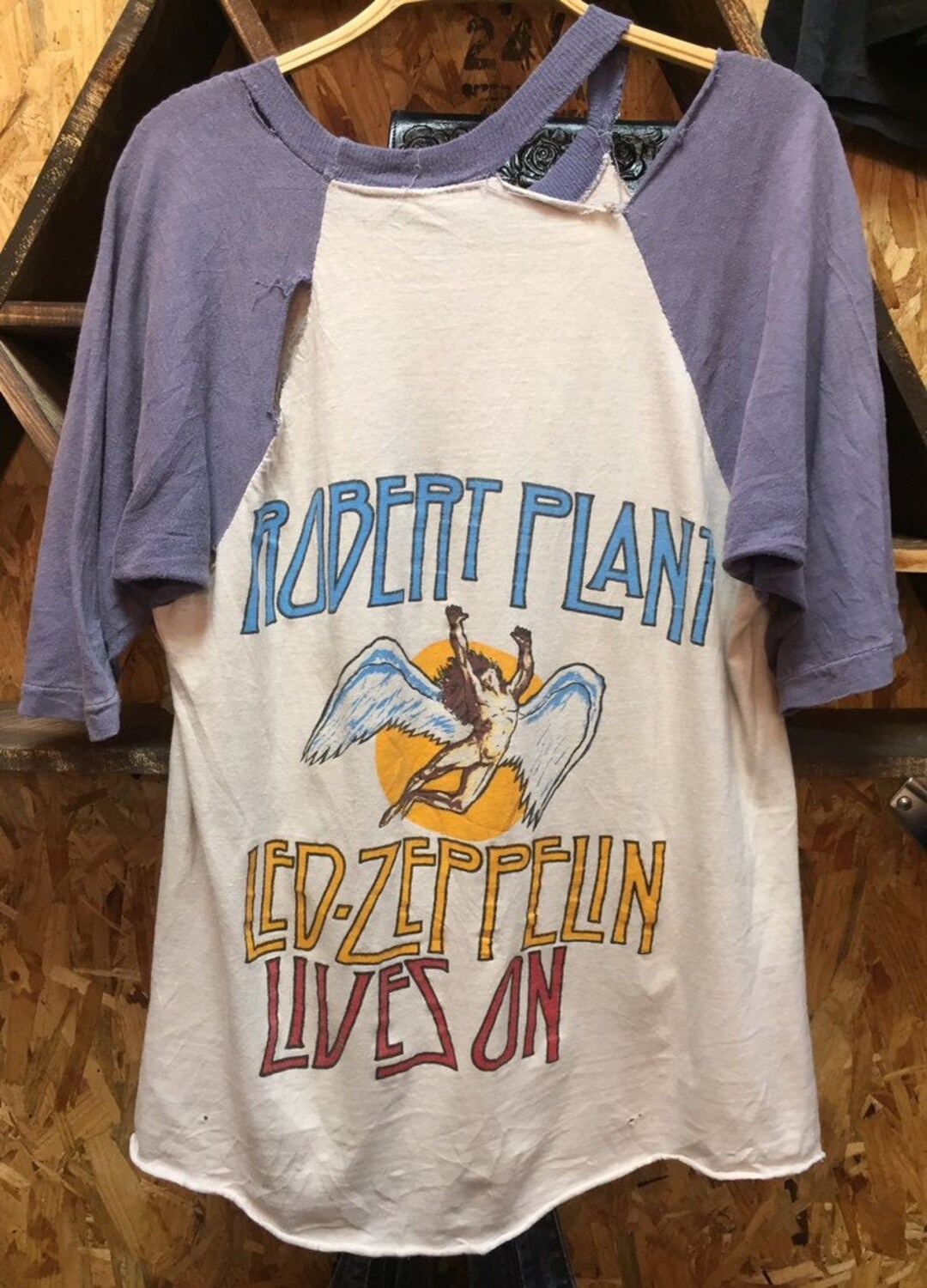 Robert Plant LED Zeppelin Lives on 1983 Tour Vintage T-shirt Robert Plant LED Zeppelin Lives on 1983 Tour Vintage T-shirt