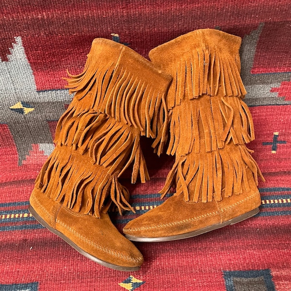 Very Distressed & Broken-in Vintage Minnetonka Ladies size 6 Suede 3 Layer Fringe Moccasins Boots