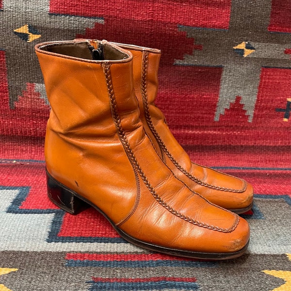 Men’s 1970’s Caramel Brown square toe Leather braided trim Side Zip Heeled Shoe Boots size 8 D