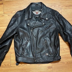 Harley Davidson Vintage svart läderdragkedja motorcykel vingar logotyp märke inkörd jacka storlek M