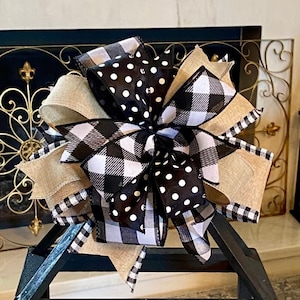 Alledaagse lantaarnstrik alledaagse krans strik decor strik alledaagse strik boerderij strik rustieke zwarte strik bruin zwart witte buffelruit