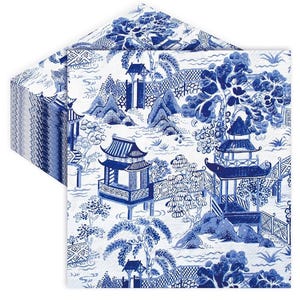Puede incluir: Servilletas de papel con estampado azul y blanco con un diseño de jardín chino. Las servilletas presentan pagodas, árboles y agua.