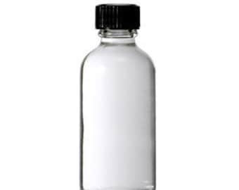 Könnte beinhalten: Eine klare Glasflasche mit einem schwarzen Schraubverschluss. Die Flasche ist leer und bereit zum Befüllen.