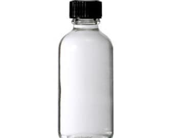 Könnte beinhalten: Eine klare Glasflasche mit einem schwarzen Schraubverschluss. Die Flasche ist leer und bereit zum Befüllen.