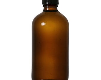 Könnte beinhalten: Eine klare Glasflasche mit schwarzem Deckel. Die Flasche ist bernsteinfarben und aus Glas. Es ist eine 500 ml Flasche.