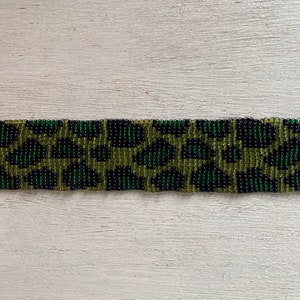 Pulseira de contas de semente de vidro multicolorida com miçangas feitas à mão - Fabricada na Guatemala ~ década de 1990