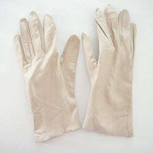 Archival Beige Leather Short Gloves Size 6 1/2- 1950&#39;s