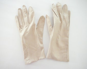 Vintage Beige Leather Short Gloves Size 6 1/2- 1950's