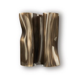 Peut inclure: Deux sculptures murales abstraites en métal avec un design ondulé et plié. Les sculptures sont finies dans une couleur bronze métallique.
