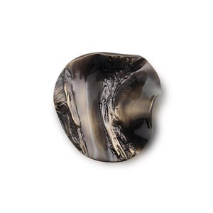 Op de afbeelding: Een klein, abstract, bronskleurig metalen beeldhouwwerk met een golvende, organische vorm.