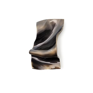 Könnte beinhalten: Eine abstrakte Wandskulptur aus Bronze mit einem wellenförmigen, fließenden Design. Die Skulptur hat eine dunkle, fast schwarze Patina.