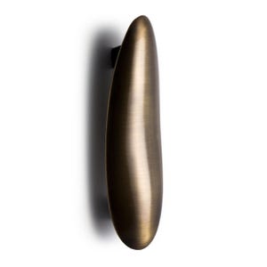 Könnte beinhalten: Ein länglicher Schrankgriff in Bronzefarbe mit glatter, abgerundeter Form. Die Hardware hat eine gebürstete Metalloberfläche und eine kleine, dunkel gefärbte Montageplatte. Der Griff ist für einfaches Greifen konzipiert und verleiht jedem Schrank oder jeder Schublade einen Hauch von Eleganz.