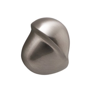 Könnte beinhalten: Ein runder, organisch geformter Türknauf aus gebürstetem Nickel.