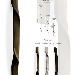 Op de afbeelding: Een gedraaide deurgreep in brons, satijn nikkel en zwart-mat. De greep is 620 mm lang en 50 mm breed. Hoofddeurgreep: GIMD - 19