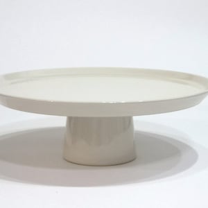 Cake stand in cream white / Stoneware footed cake plate / Gift and party essential / Everyday home use / Gift essential