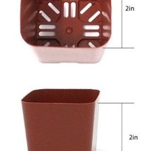 Puede incluir: Dos macetas cuadradas de pl&aacute;stico marr&oacute;n, cada una de 5 cm de ancho y alto. La maceta superior tiene agujeros de drenaje.