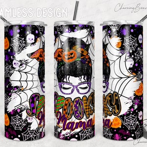 Può includere: Un bicchiere bianco con un design a ragnatela nero e viola. Il bicchiere presenta un'immagine di cartone animato di una donna con gli occhiali e il testo "Spooky Mama".