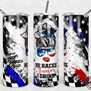 彼はレースをするから私は飲む、メッシーバンレーシングタンブラー、20オンススキニー、アメリカ国旗タンブラーラップシームレスデザインテンプレートデジタルダウンロードPNG