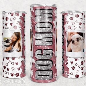 Pode incluir: Um copo branco com um design de glitter rosa e prata. O copo tem um fundo rosa com pegadas de patas brancas, corações e ossos. O texto "Dog Mom" está escrito em glitter prata no copo. O copo tem uma foto de uma pessoa segurando um cachorro e uma foto de um cachorro.