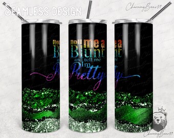 Puede incluir: Un vaso negro y verde con purpurina con el texto "Roll me a blunt and tell me I'm pretty" en colores arcoíris.