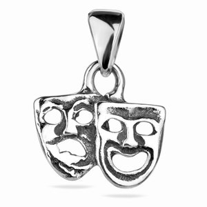 Puede incluir: Pendiente de plata con dos máscaras, una con una cara sonriente y la otra con una cara fruncida. Las máscaras están conectadas en la parte superior y tienen un bucle para sujetar una cadena.