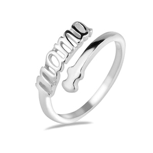 Peut inclure: Bague en argent avec le mot "mama" enroulé autour de la bande.
