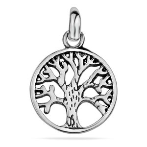 Puede incluir: Un colgante de plata en forma de árbol de la vida. El árbol está intrincadamente detallado y tiene una forma circular.