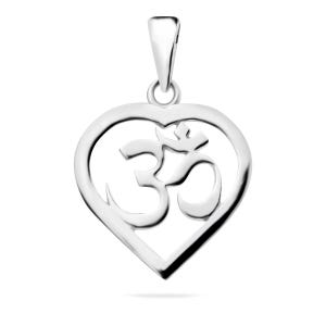 Puede incluir: Un colgante de plata en forma de corazón con un símbolo Om recortado en el centro.