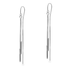 Peut inclure: Une paire de boucles d'oreilles pendantes argentées. Chaque boucle d'oreille est composée d'une fine chaîne suspendue, avec deux accents cylindriques argentés. Les boucles d'oreilles ont un design simple et élégant.