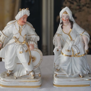 Bellissimo set di due statue antiche in porcellana francese della vecchia Parigi "Porte Plume" per penne a inchiostro.