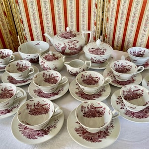 Può includere: Servizio da tè antico con motivo toile de Jouy rosso e bianco. Il set include teiera, zuccheriera, lattiera, tazze e piattini. Il design presenta uccelli e scene pastorali.