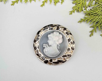 Broche colgante estilo camafeo vintage, de metal y plástico, estilo victoriano (5 cm de diámetro).