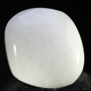Peut inclure: Un cristal de sélénite poli, lisse, blanc et de forme ovale.
