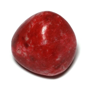 Puede incluir: Una piedra lisa, roja y pulida con vetas blancas. La piedra tiene forma ovalada y un acabado brillante.