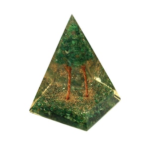 Peut inclure: Une pyramide en cristal vert avec deux arbres en fil de cuivre à l'intérieur. La pyramide est faite de petits cristaux verts et a une base de paillettes dorées.