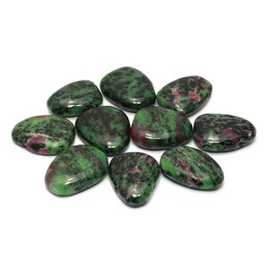 Puede incluir: Una colección de diez piedras pulidas de color verde y rosa. Las piedras son lisas y pulidas, con una variedad de patrones y texturas.