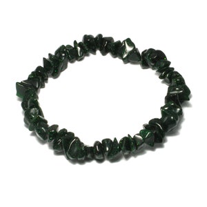Pode incluir: Um bracelete de lascas de pedras preciosas verde-escuras, feito de pequenas pedras de forma irregular.