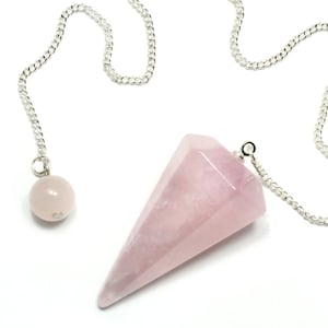 Può includere: Un pendolo di quarzo rosa con una catena d'argento e una piccola perla rotonda di quarzo rosa. Il pendolo di cristallo rosa chiaro, sfaccettato, è progettato per la divinazione e le pratiche spirituali.